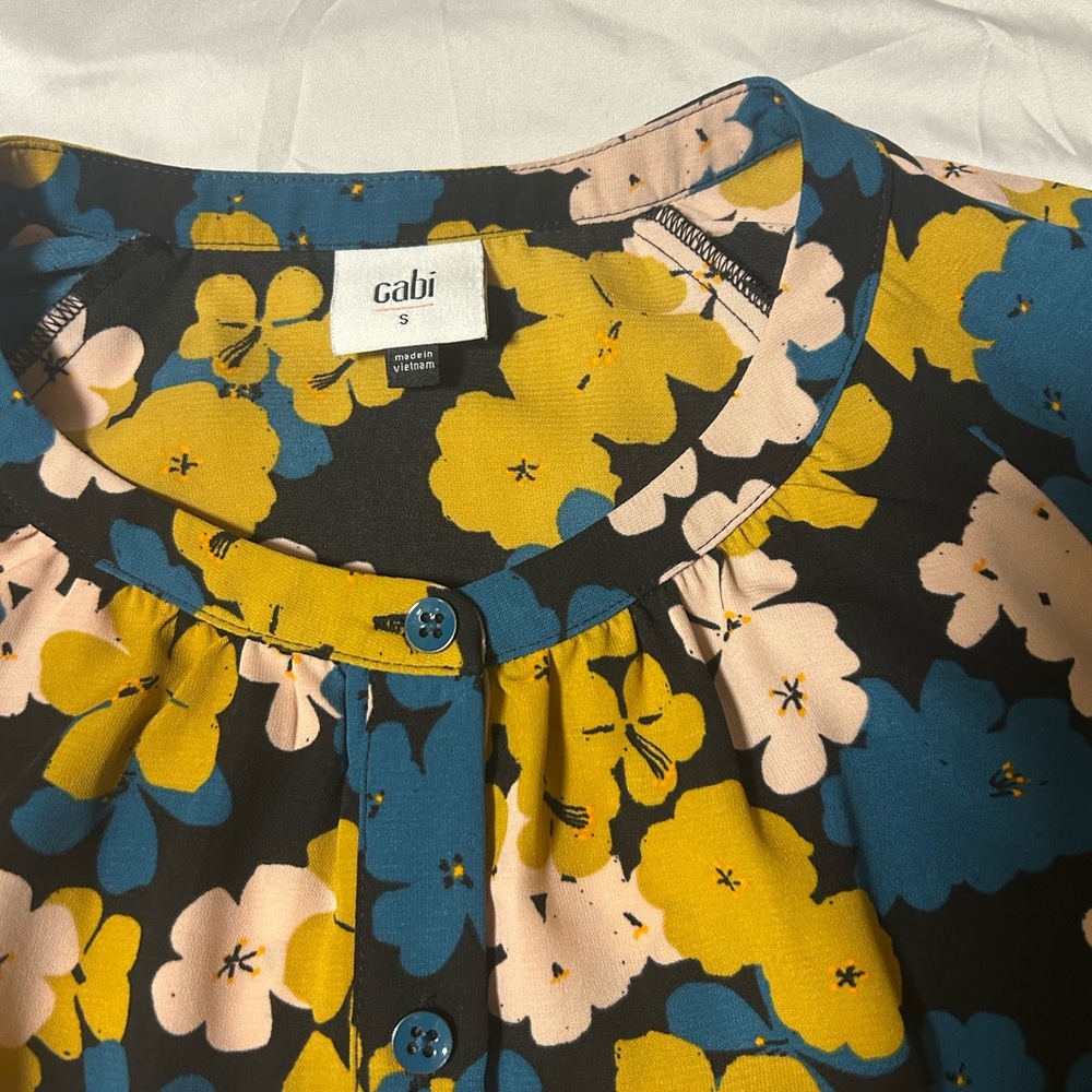CAbi Favorite Floral Size Small Long Balloon Sleeve Button Up Blouse - Picture 3 of 12